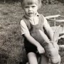 Hier ben ik drie. De wereld was zwart wit. Mijn haar een bos droog stro. M'n hemd van wol. We reden nog op ezels. De oorlog zou alles veranderen. #tbt