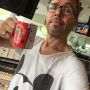 Koffie, radio en een Mickey Mouse shirt. KLAAR.