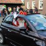 Sinterklaas vertrekt bij @parbedie. Mijter steekt uit open dak van Fiat 500. 