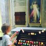 Mika: "Is Zeus hier?" ik: "Nee, dit is een kerk." Mika: "Okay, dan zet ik em bij Jezus."