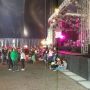 De ene helft ligt nog in zn kleine tentje, de andere is al in de grote tent... 