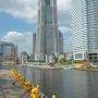 【踊る？ピカチュウ大量発生チュウ！】背後にそびえるランドマークタワー