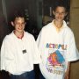 Het waren de jaren dat alles groot was. Shirts, broeken. Haren, oren, brillen, tanden. Maar ondanks de recalcitrante proporties in ons leven waren we gelukkig. De puberteit was hard aangekomen. Maar nu lag de rest van het leven plotseling voor ons. De wind blies ons in de zeilen. En in de shirts. En in de oren.