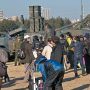 【習志野駐屯地 降下訓練始め】こちらが午後のイベントメイン会場となる装備の地上展示エリア 物販は演習場の方にしかないのである程度人の流れは分散されてるはず... なのに人多すぎいいいいいいいい！！！
