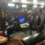 Kanonne!! Guus Meeuwis en de complete New Cool Collective live in het glazen huis! Nu al Toeter! #sr14 #3fm 