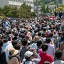 【武山駐屯地 東部方面混成団創立6周年記念行事】国旗登壇 一般のお客さんも全員起立してお迎え 人出もぱねぇｗｗｗ 