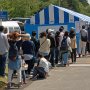 【厚木基地日米親善春まつり2016】Anthony's Pizzaなる米軍基地でしか売ってない(らしい)ピザ屋さんには100m近い行列が出来てた パンピーには基地が一般開放された時しか買えないレア物だそうです
