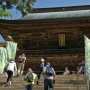 【筑波山】つくば市指定文化財の随身門の前では地元の子供達でしょうか 熊本地震の募金を募っておられた 