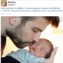 Goedemorgen! Cute: gisteravond twitterde Shakira een foto van Gerard Piqué met baby Milan! 