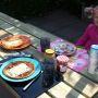 Best gezellig, eten aan onze nieuwe picknicktafel #cs