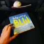 Wachten in een gezellig vol vliegtuig om wat ijs van de vleugels te halen😕❄️ Gelukkig heb ik goeie literatuur mee #boekjewaarjeblijvanwordt @guidoweijersofficial