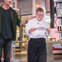 Het is voor cameramensen niet altijd even makkelijk om mij, met mijn 1.98m, in beeld te houden. Dat zie je ook hier weer, tijdens een scene voor mijn nieuwe programma Kitchen Impossible. Dit is Patrick, één van de deelnemers die door topchef Robert Kranenborg worden klaargestoomd voor een baan in de horeca. Alle deelnemers hebben een beperking, maar ze hebben ook allemaal een droom... ze willen kok worden. Werken in een restaurant. In acht weken leren ze culinaire gerechten maken, samenwerken, omgaan met druk in een keuken... hun talent ontdekken. 
Kitchen Impossible is vanaf 30 november elke week te zien op @net5nl