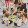 Bij sporten hoort natuurlijk ook gezonde voeding. Na een stevige training met hun ouders geeft coach Olivier uitleg over eten aan de kinderen. Meedoen? Kijk snel op www.speelkwartier.club 🍌🍓 @speelkwartier #sportenmetjekind #nutritionaleducation #healthyfood #healthykids