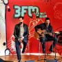 De legendarische @Bo_Saris speelt effe live 'she's on fire!! Wow! #3fm #effeekdombbq 