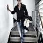 Dus sterproducer @BasLouissen heeft alleen schoenen die te klein zijn. Alleen als het moet trekt hij ze aan… #3FM 